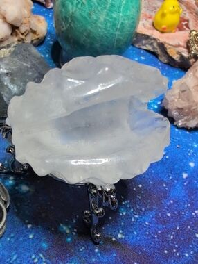 Clear quartz clam